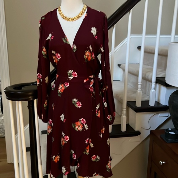 Floral wrapped dress - Picture 1 of 11